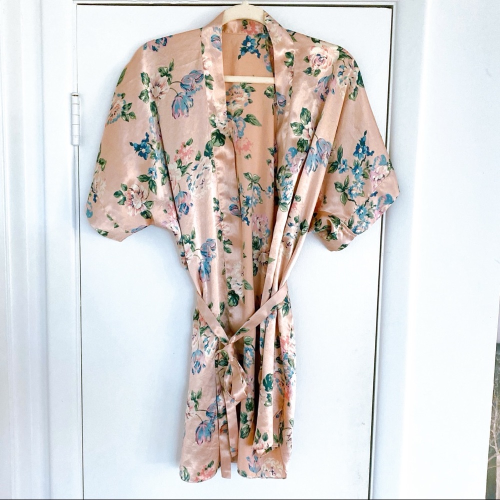 🌸 BLUSH MULTI FLORAL SATIN SHORT SLEEVE ROBE!